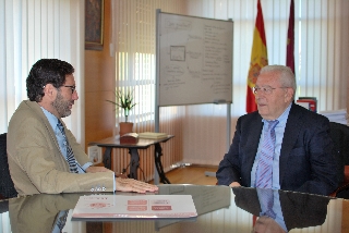 El presidente del TSJMU, Miguel Pasqual del Riquelme Herrero (izq), recibe en su despacho al presidente del Consejo de Transparencia de la Región de Murcia, José Molina Molina (dcha)